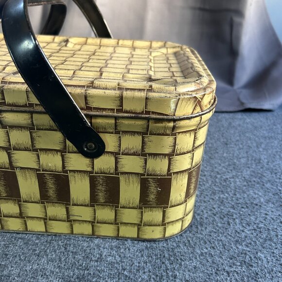 VTG METAL TIN TAN WOVEN WEAVE PATTERN PICNIC BASKET W/ HANDLES 13”x5”x 8.5” - Picture 13 of 16